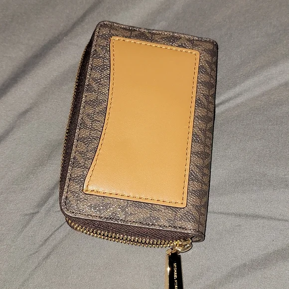 **SOLD**Michael Kors logo wallet - Picture 3 of 8